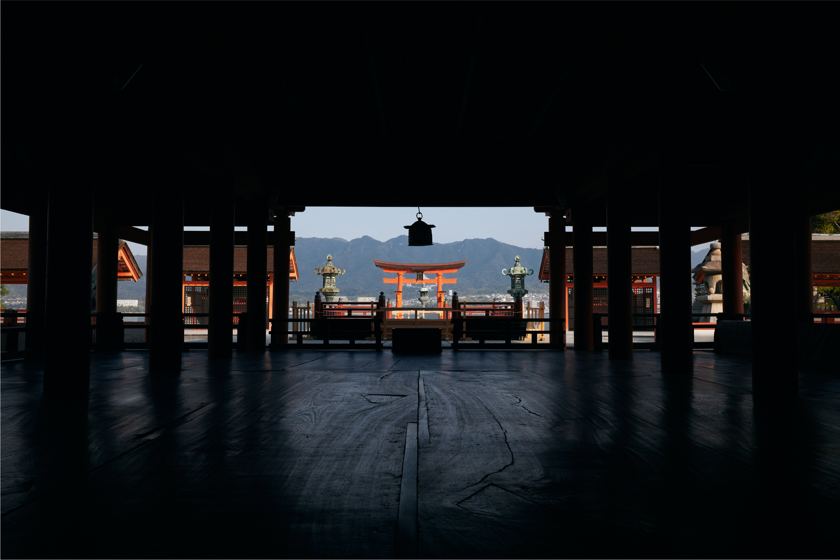 夜の厳島神社の鳥居