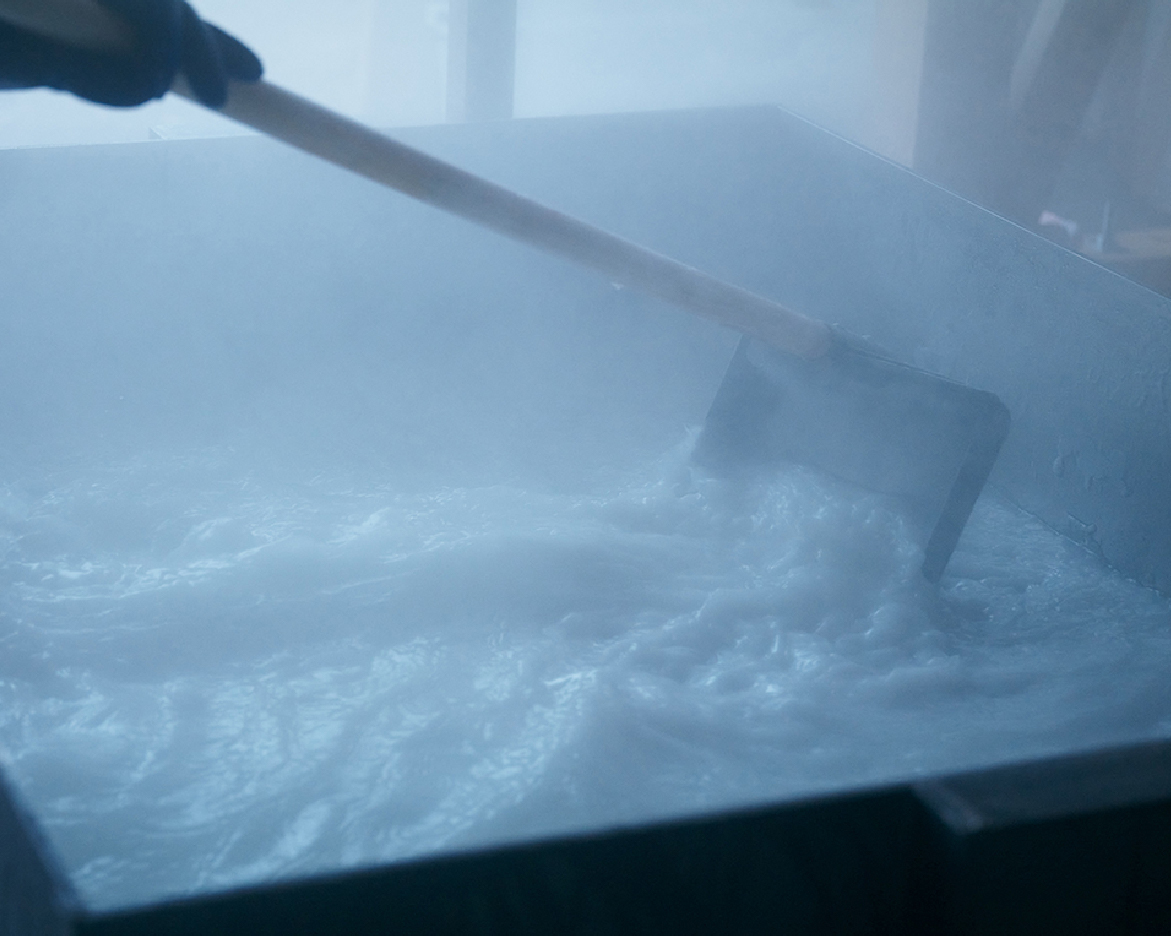 塩を炊いている様子