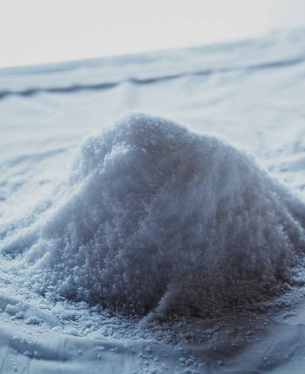 塩をかき混ぜている手元