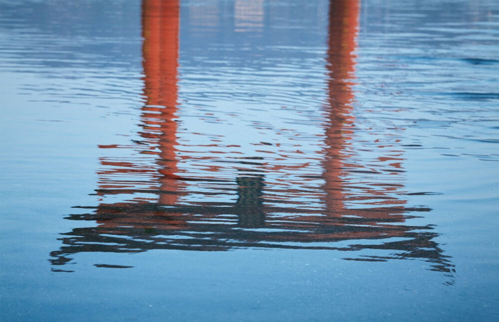 海面に反射する厳島神社の鳥居